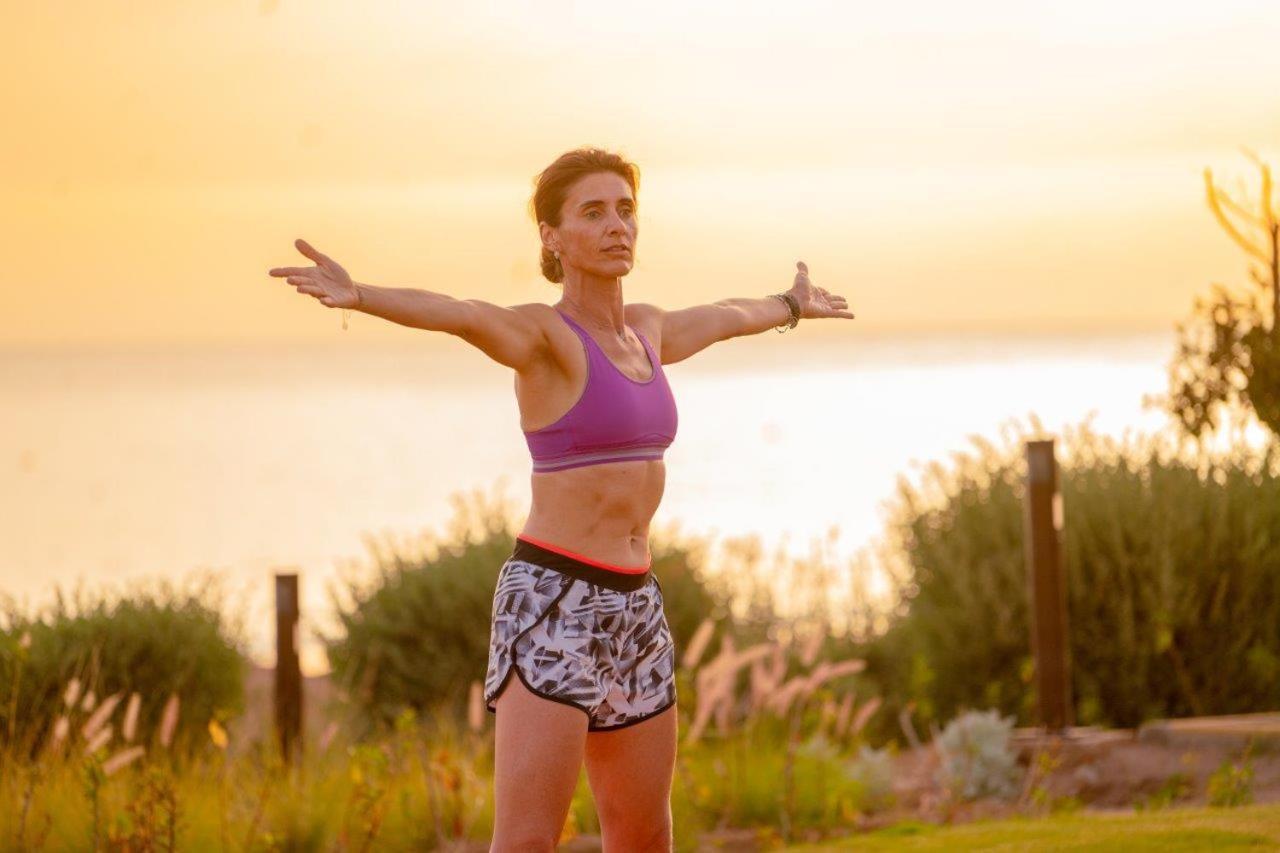 حياة بالاس تغازوت باي المظهر الخارجي الصورة A woman wearing a sports bra