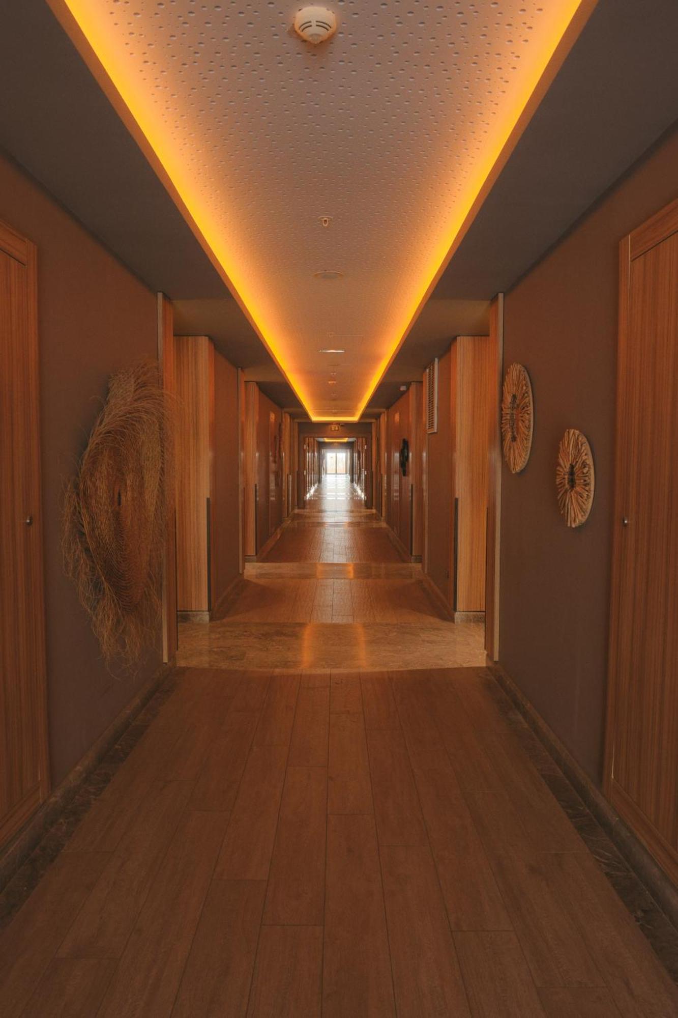 حياة بالاس تغازوت باي المظهر الخارجي الصورة A corridor at the hotel